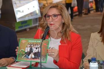 Presentación del calendario solidario 2010 en el Mercado Municipal de Telde (Foto TA)